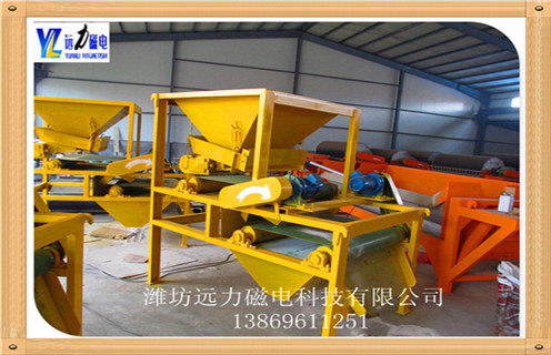 永磁磁選機(jī)的試車(chē)流程是啥樣子的，濰坊遠(yuǎn)力磁電生產(chǎn)的永磁磁選機(jī)是根據(jù)各種礦物不同的比磁化系數(shù),利用磁力進(jìn)行礦物分選.當(dāng)?shù)V漿進(jìn)入分選區(qū)時(shí),由于各種礦物比磁化系數(shù)不同,在磁場(chǎng)磁力作用下,強(qiáng)磁性礦物被吸附在圓筒表面上,隨圓筒旋轉(zhuǎn)帶到精礦礦口,脫離磁系后借精礦沖洗水排入精礦箱;脈石和弱磁性礦物不能被磁力吸引,在槽體內(nèi)礦漿流的作用下,順圓筒旋轉(zhuǎn)方向自流進(jìn)入尾礦排礦箱.